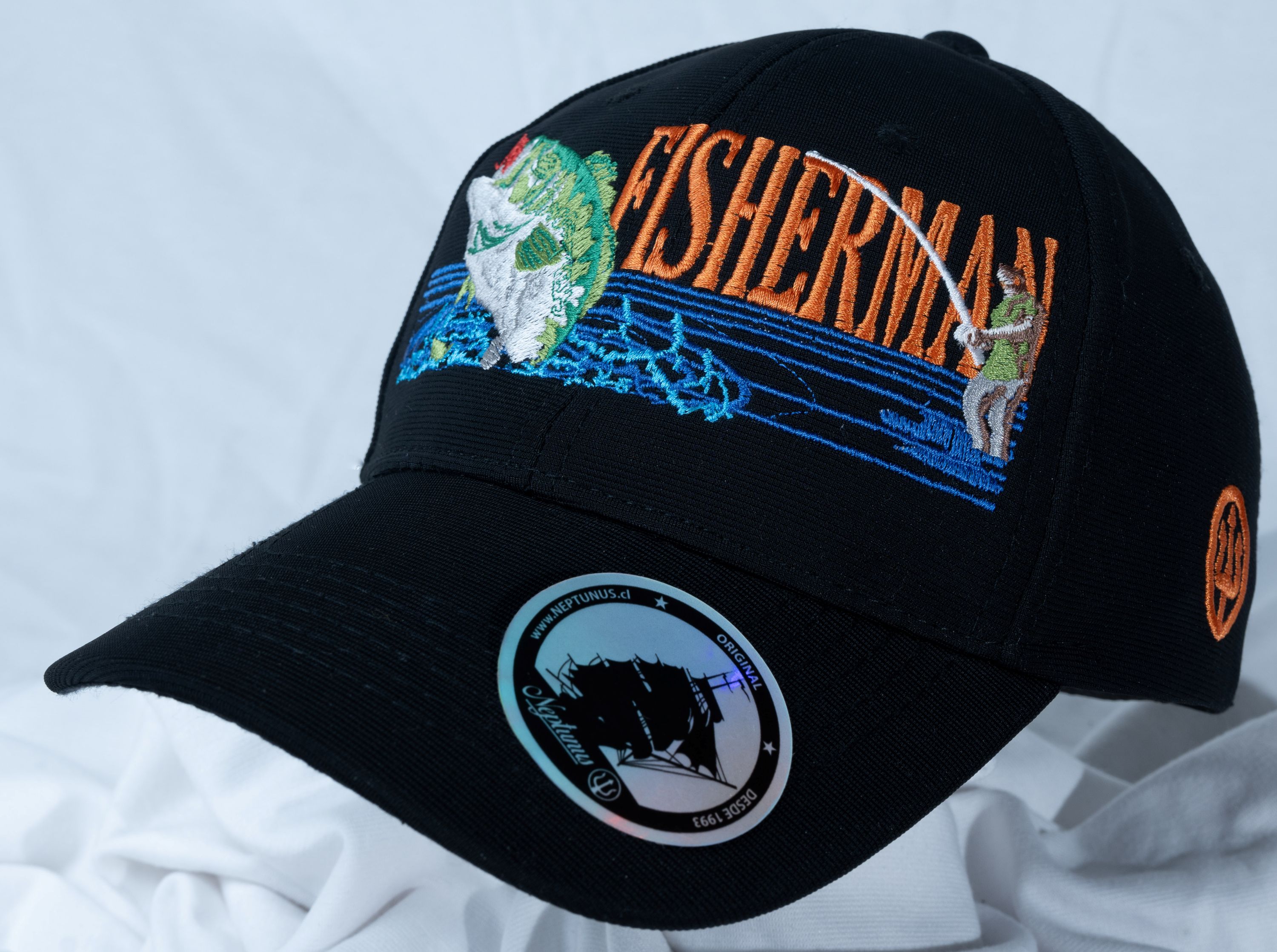 Gorro bordado de pescador con hermoso dibujo de pez