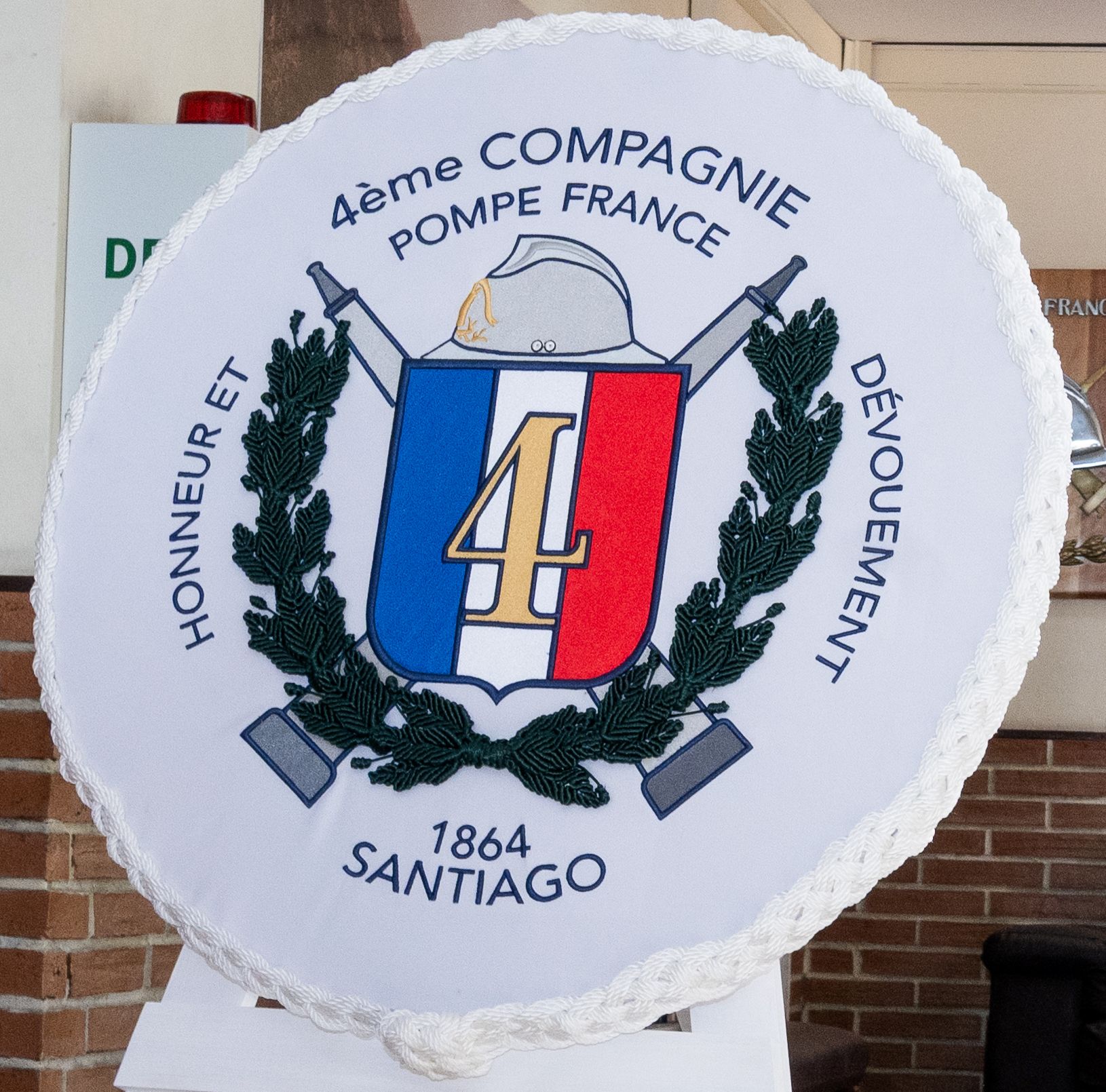 Ofrenda con heraldica 4 compania de bomberos santiago pompe france