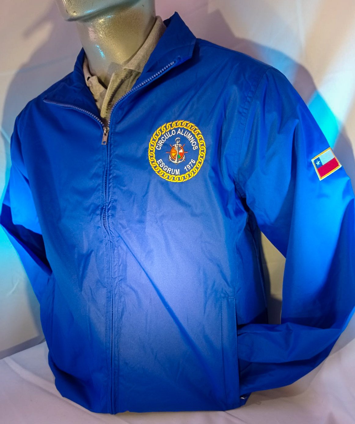 cortaviento azul bordado